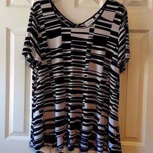 Avenue short sleeve blouse. Black/White. 22/24